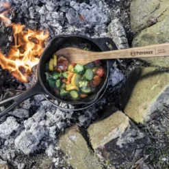 Petromax Kasserolle KR2 - Gusseisen - Feuertopf - Mit Deckel - 2 Liter Fassung - Mit Stiel -Angebote Gourmet Kueche Store 3939d67f1fa3d78f87e51ab601ff4baf