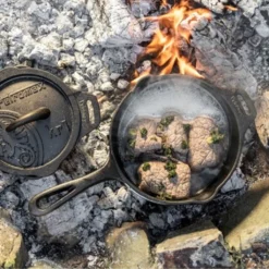 Petromax Kasserolle KR2 - Gusseisen - Feuertopf - Mit Deckel - 2 Liter Fassung - Mit Stiel -Angebote Gourmet Kueche Store 3cd7be1fa9b44ee949faa5827498d049