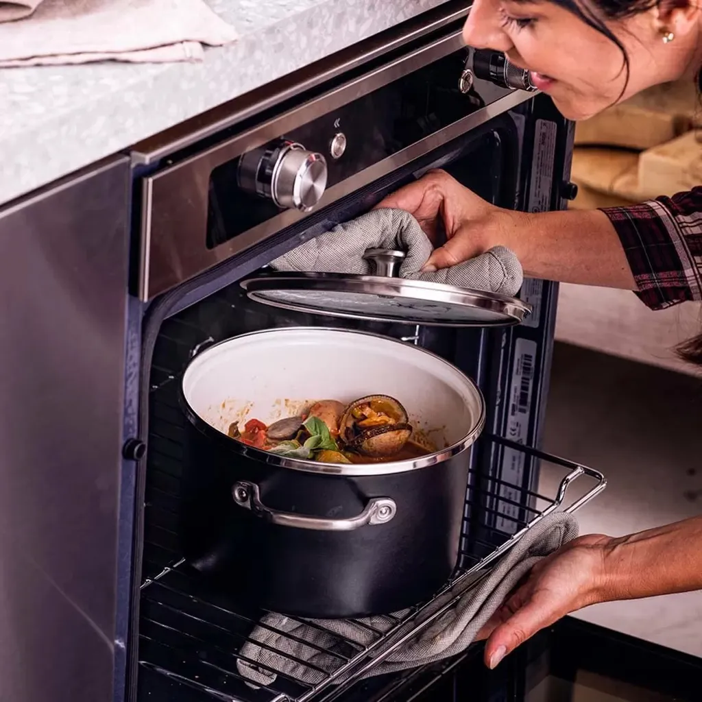 KitchenAid Kochtopf Steel Core Enamel Matt Schwarz - ø 20 Cm / 3,7 Liter 5 KitchenAid Kochtopf Steel Core Enamel Matt Schwarz - ø 20 Cm / 3,7 Liter – Bild 3