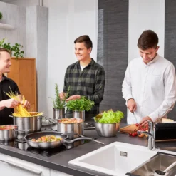 Rösle RÖSLE Basic Line Kochtopf Ø 24 Cm, Edelstahl 18/10, Mit Schüttrand Und Glasdeckel, Spülmaschinen- Und Induktionsgeeignet -Angebote Gourmet Kueche Store abbb2d2e08bd4a29611749ec5cb34e8b