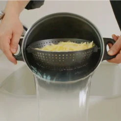 Genius World´s Greatest Pot | Topf Mit Siebeinsatz Ø 25 Cm | Set 3-tlg.; A24655 -Angebote Gourmet Kueche Store c6d842ba6a9f36444c1a5dd88c1137db